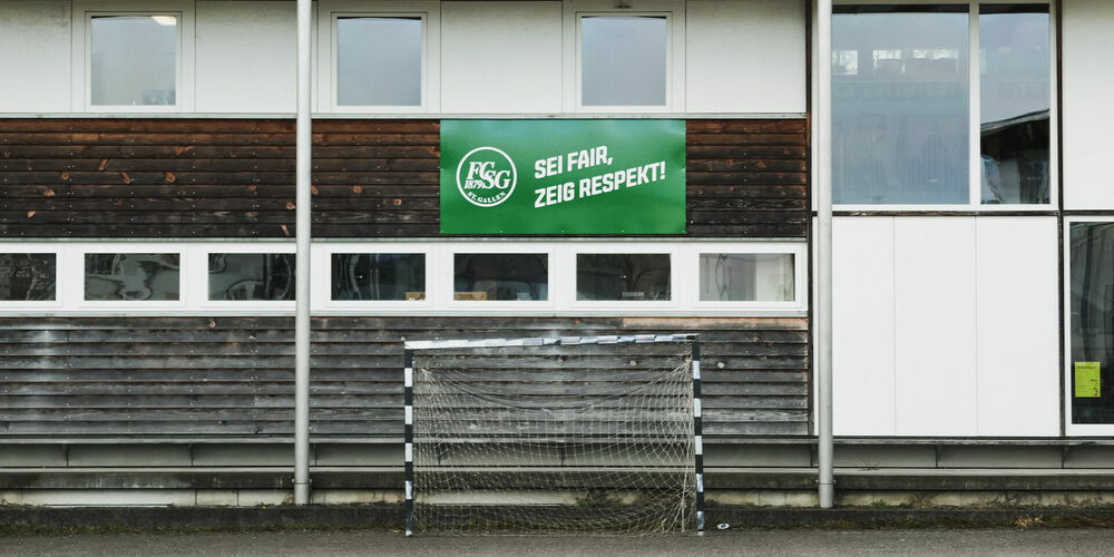 Das Plakat auf dem Pausenhof der Primarschule Hof-Kreuzbühl in Winkeln