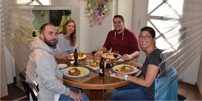 Unsere Online-Redaktoren (v.l.) Oliver Bosse, Anouk Arbenz, Lars Morger und Patrizia Baumgartner gönnten sich am Montag anlässlich der Wiedereröffnung der Restaurants wiedereinmal ein Mittagessen im Restaurant «Bären» in Lachen – rundherum geschützt versteht sich.