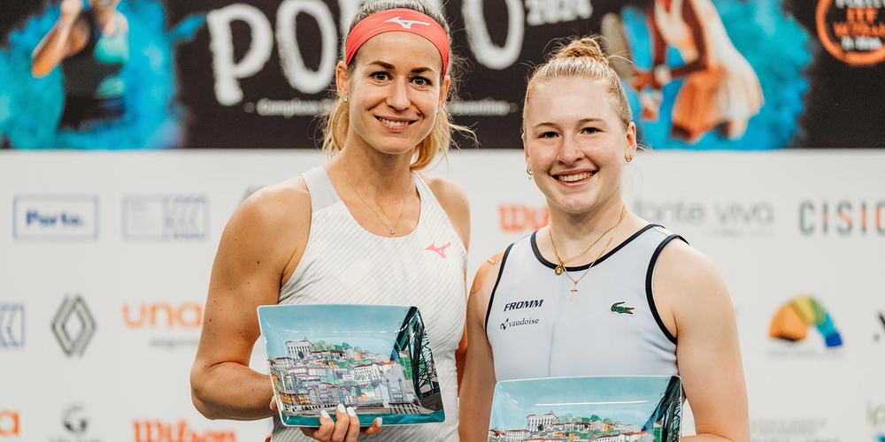 Céline Naef aus Feusisberg, rechts, und ihre ungarische Doppelpartnerin Anna Bondar gewinnen Turnier in Porto. 