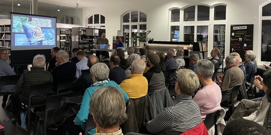 Rund 50 Personen kamen zum Vortragsabend "Auf des Wassers Scheide" in der Stadtbibliothek Gossau.