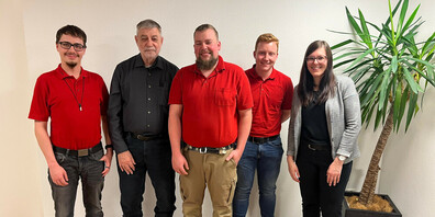 v.l.n.r.: Lukas Müggler (1. Schützenmeister), Werner Moning (ehem. Präsident), Raphael Huber (neuer Präsident), Fabian Ramseier (Kassier) und Denise Junkert (Aktuarin)