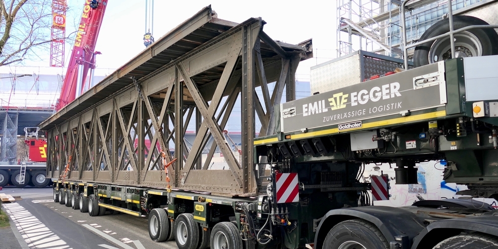 Abtransport der denkmalgeschützten Eisenbrücke über die Josefstrasse. Im Frühsommer wird sie wieder eingesetzt.