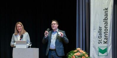 René Federer (Leiter SGKB-Niederlassung Heerbrugg) und Moderatorin Sabine Bianchi