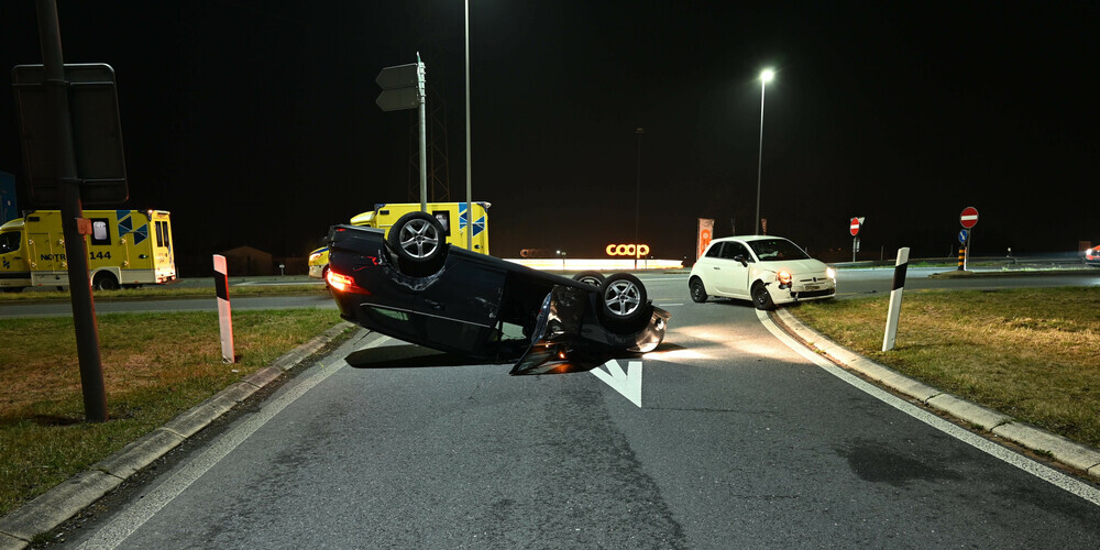 Eine Kollision brachte eines der beteiligten Autos in eine missliche Lage.