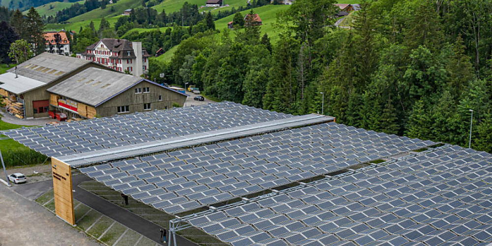 Das Solarfaltdach der St. Gallisch-Appenzellische Kraftwerke AG über einem Parkplatz. Im Kanton Zug soll die Überdachtung von Parkplätzen nicht zur Pflicht werden. (Archiv)
