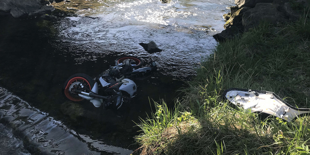 Ein 22-Jähriger stürzte in Biberbrugg mit seinem Motorrad ins Bachbett.