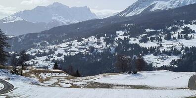 Origen-Intendant Netzer inszeniert das Freilichtspiel zu 500 Jahren Graubünden in einer Senke auf dem Hochplateau von Lantsch/Lentz inmitten spektakulärer Berglandschaft.