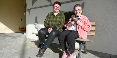 Die heutige Heimleiterin Andrea Fleischmann (li.) und Brigitte Mettler kennen sich nun schon 40 Jahre lang.