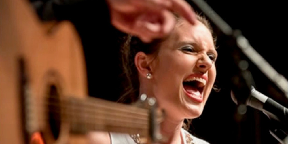 Das Larissa Baumann Trio um Bandleaderin Larissa Baumann tritt im Schloss Dottenwil auf.