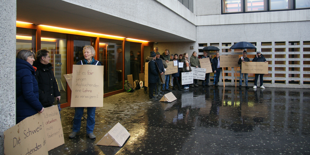 Vor dem Bundesverwaltungsgericht versammelte sich eine Gruppe, um einer jungen Iranerin zu helfen.