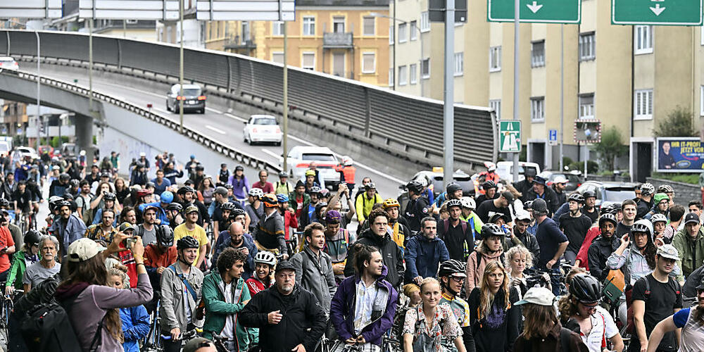 Die «Critical Mass» könnte in neuer und legaler Form wieder durchgeführt werden. Pro Velo hat bei der Stadt Zürich eine entsprechende Bewilligung beantragt. (Archivbild)