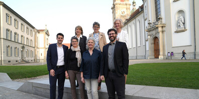 Siebenköpfiger Schulrat. Vorne (v.l.n.r.): Michael Loher, Silvia Eugster, Brigitte Knöpfel, Yves Brühwiler. Hinten (v.l.n.r.): Sonja Gemeinder, Barbara Hächler (Präsidentin), Cornelia Brändli-Bommer (Vize).
