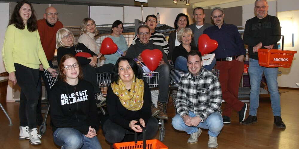 Die Crew des Dorftheaters Widnau von links vorne: Marie Helene Diefenthaler, Nadja Mauro, Elais Jakatics. Mitte: Joanne Blatter (Souffleuse) Susi Miara, Marco Frischknecht, Anita Durot. Hinten: Peter Stäuble, Paulina Dudek-Winiarska, Barbara Listwan, Susan Gerhäuser, Corinne Pozzan, Hartmut Hofer (Regisseur), Gianni Ceraolo und Roger Frischknecht. 