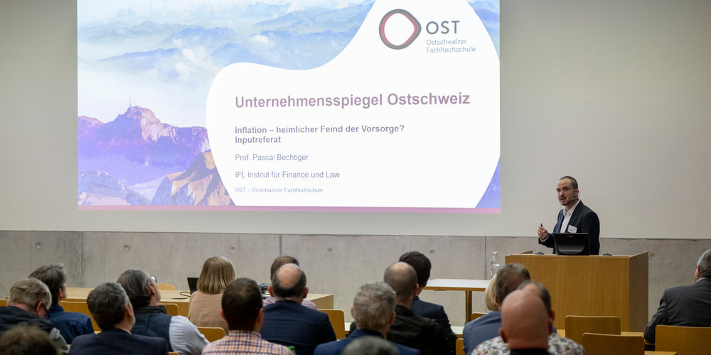 Finanzexperte Pascal Bechtiger am Unternehmensspiegel Ostschweiz an der OST.