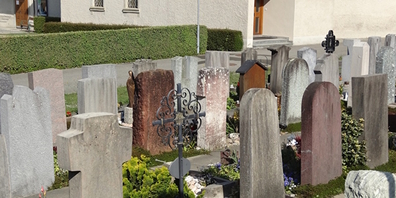 Erdgräber und Grabsteine im Benkner Friedhof. (Archivbild)