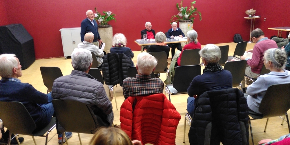 Rund 30 Personen folgten der Einladung zur Finissage der Ausstellung «Wassers Kraft» ins Uzner Begegnungszentrum.
