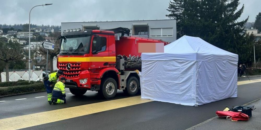 Die Hertensteinstrasse in Nussbaumen, der Ort des tragischen Verkehrsunfalls am Freitagmittag, bei dem ein Lastwagen und ein Velofahrer kollidierten.