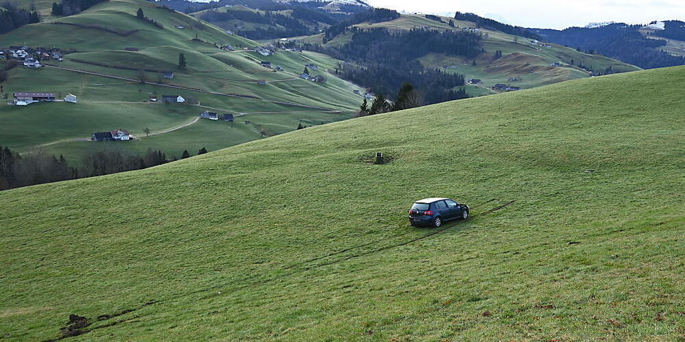 Am Steuer eingeschlafen und auf einer Wiese erwacht: Das ist einem Autofahrer in Hemberg passiert.