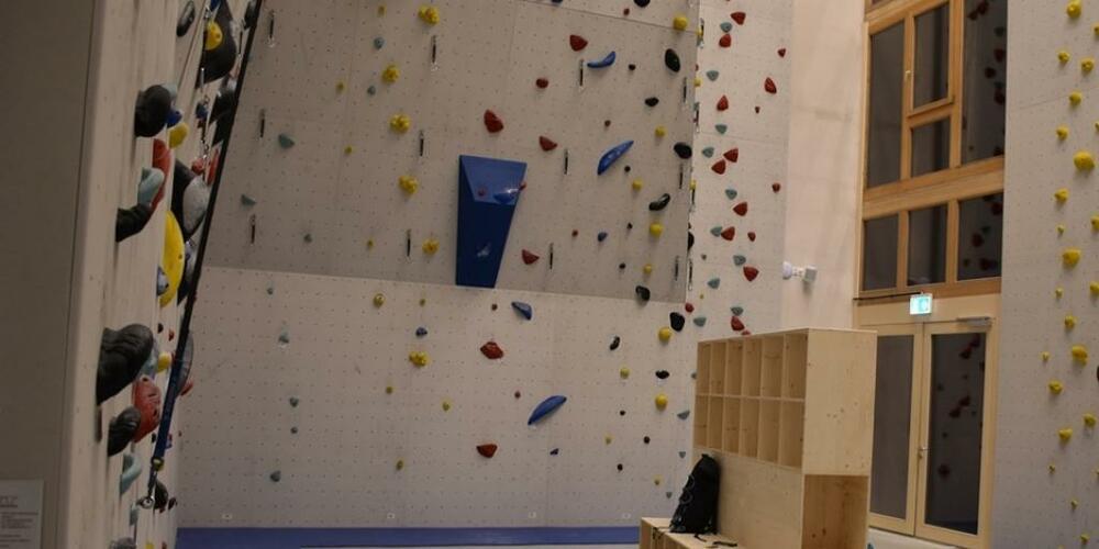 In dieser Kletterhalle in Disentis wurde am Freitag ein 50-jähriger Mann schwer verletzt am Boden vorgefunden.