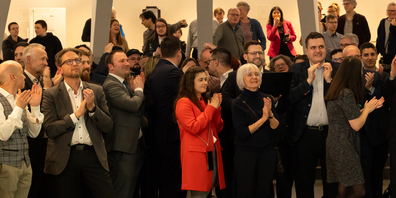 Glückliche und lange Gesichter beim Verkünden der Wahlresultate im Pfalzkeller.