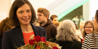 Bettina Surber (l.), die neue Vorsteherin des Bildungsdepartements des Kantons St.Gallen, erhält bildungspolitische Post von den Freisinnigen. (Archivbild)