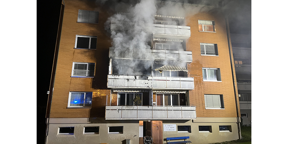 Die Bewohner konnten die Wohnung vorher unverletzt verlassen.