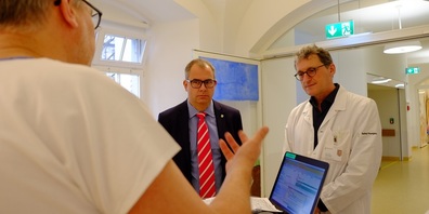 Regierungspräsident Urs Martin mit Chefarzt Dr. Prof. Peter Gessler auf dem Rundgang durch die Klinik für Kinder und Jugendliche des Kantonsspitals Münsterlingen.