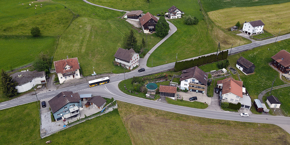 Das Postauto, das zwischen Uznach und Wangen verkehrt, hält in der Holeneich neu an drei Haltestellen. 