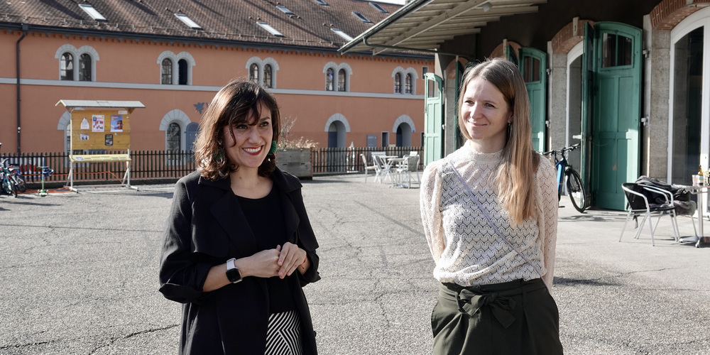 v.l. Ruth Pilotto, IntegrArte; Céline Gaillard, Co-Leitung Kunst(Zeug)Haus, Führung  auf Deutsch und Español