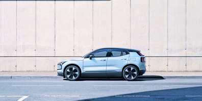 Der neue, vollelektrische Volvo EX30 ist der bisher kleinste SUV der Volvo-Familie, der auf einen kleinen ökologischen Fussabdruck ausgelegt ist. Hier die Variante in Cloud Blue.