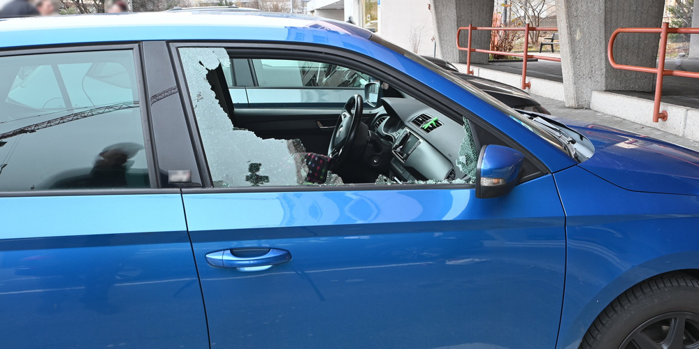 Die Täter schlugen die Scheiben der Autos ein und gelangten so an Wertgegenstände.