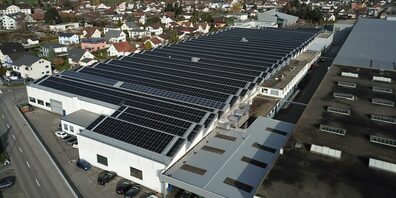 Die im Februar 2024 in Betrieb genommene PV-Anlage auf dem Dach der Produktionshalle D entlang der Neudorfstrasse ist 200 Meter lang und umfasst rund 5‘000 Photovoltaik-Module