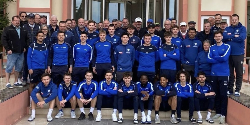 Das Kader und die begleitenden Fans des FC Widnau vor dem Teamhotel im spanischen Alicante