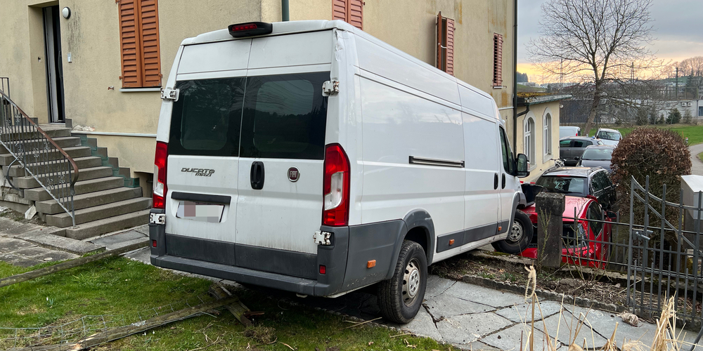 Glück im Unglück: Der Lieferwagen verfehlte das Haus um Haaresbreite.