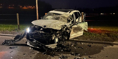 Der Autofahrer musste nach der Kollision mit dem Sattelmotorfahrzeug ins Spital gebracht werden. 