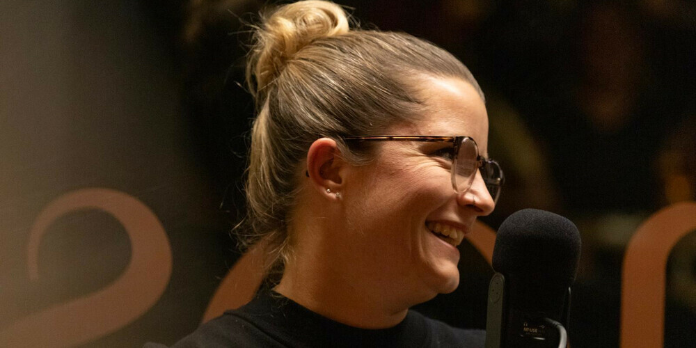 Die versierte Radiomoderatorin Sabrina Lehmann ist Gastgeberin des neuen Podcasts.