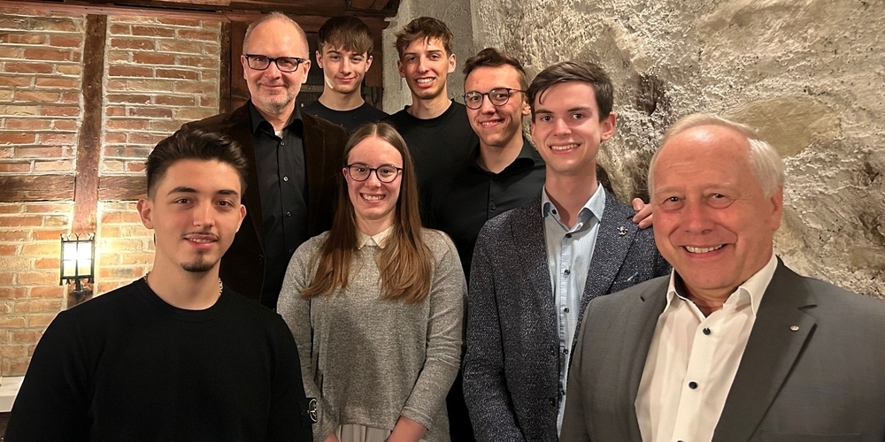 (h.v.l.) Stefan Kölliker (Regierungspräsident), Cyrill Koller, Maurin Schickli, Jonas Stolz; (v.v.l.) Nedim Elmazi, Jasmin Ruoss, Florentin Kaufmann, Andreas Hartmann (Präsident des Kantonalen Gewerbeverbands).