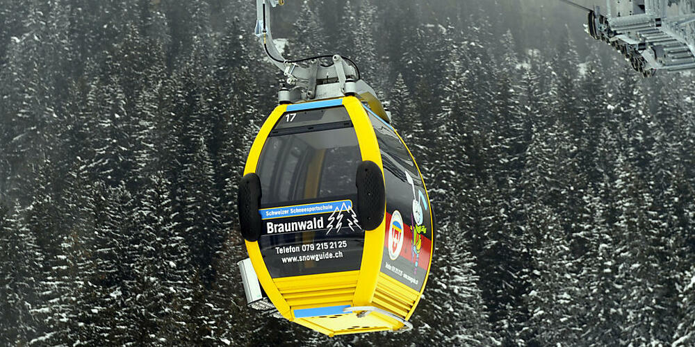 Warum der 8-jährige Junge im Skigebiet Braunwald von einer Sesselbahn stürzte, ist noch unklar. (Symbolbild)
