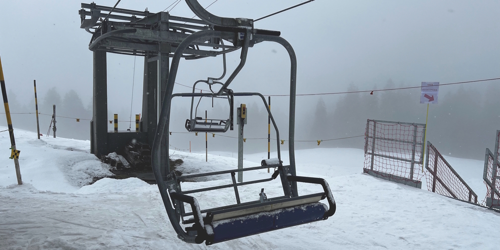 Nach ca. 10 Metern Fahrt rutschte der 8-Jährige aus unbekannten Gründen aus diesem Sessellift und stürzte ca. 4 Meter in den Schnee.