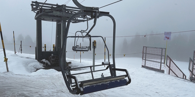 Nach ca. 10 Metern Fahrt rutschte der 8-Jährige aus unbekannten Gründen aus diesem Sessellift und stürzte ca. 4 Meter in den Schnee.