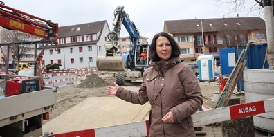 Séverine Schindler erklärt am Sonnenkreisel die Situation im Verkehr und Baustelle.