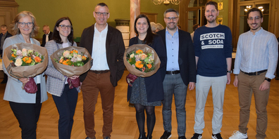 Freude über die erfolgreichen Kantonsratswahlen. Heidi Romer-Jud, Yvonne Suter, Cornel Aerne, Franziska Steiner-Kaufmann sowie Mitte Linth-Präsident Sandro Morelli und Wahlstabscrew Christoph Romer und Sascha Semeraro. (v.l.n.r). Auf dem Bild fehlt Thomas Hofstetter.