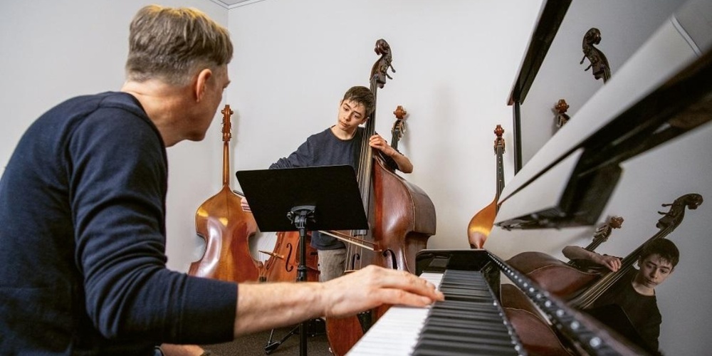 Der 14-jährige Jairo hat schon früh eine Liebe für den Kontrabass entwickelt. Im Förderprogramm unterstützt ihn sein Lehrer Josef Gilgenreiner in seinen Ambitionen, Profimusiker zu werden. 