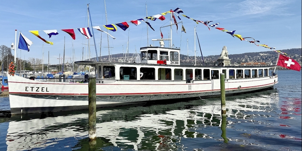 Das festlich geschmückte Motorschiff Etzel. Das Schiff ist nicht mehr im Linienbetrieb und wird von einer Genossenschaft betrieben.
