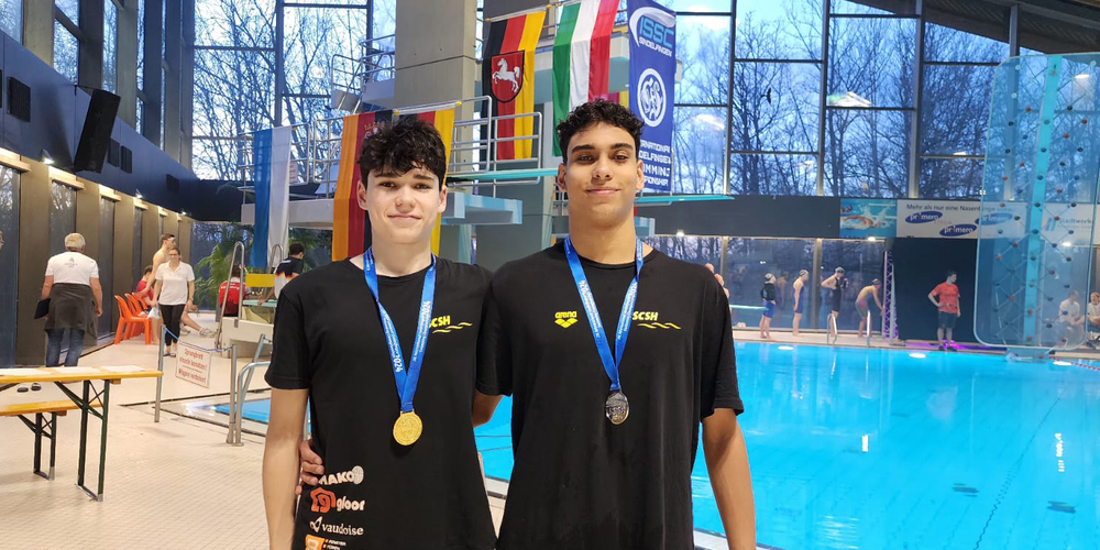 Danilo Favale und Erim Ekinci mit der Medaille. 