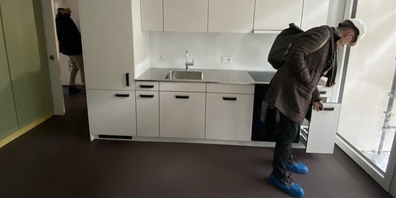 Stadtrat Daniel Leupi begutachtet die neuen Wohnungen besonders genau. Sie haben spezielle Böden und spezielle Decken. 
