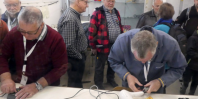 Reparieren statt wegwerfen im Repair Café in Tann.