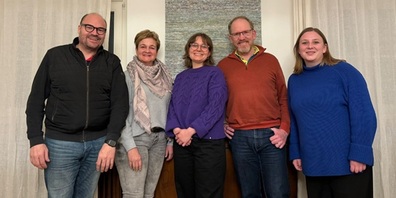 Vertreterinnen und Vertreter des Komitees gegen die Steuersenkung: v. l.  Harry Huber( GLP), Eliane Keller (Mitte), Ronja Stahl (SP),  Alexander Lyner (EVP) und Meret Grob (Grüne).