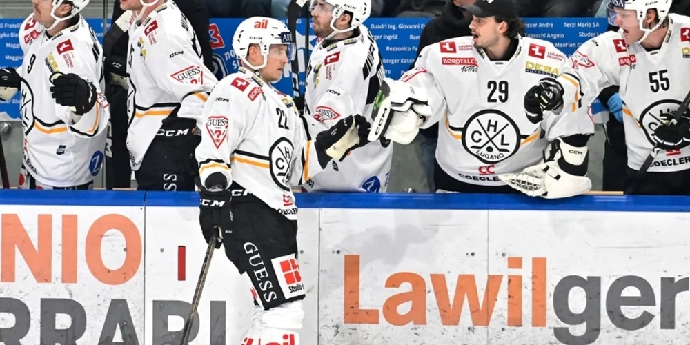 Jubel auf der Lugano-Bank: Santeri Alatalo klatscht nach seinem 4:4 mit den Spielern auf der Bank ab.