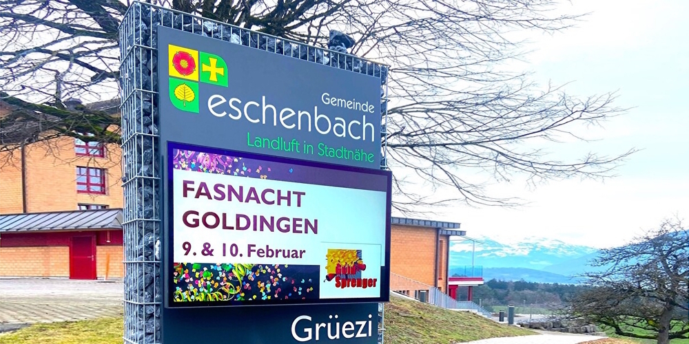 Neue digitale Ortseingangstafel in Berg in St.Gallenkappel, hier mit Hinweis auf die Fasnacht Goldingen.